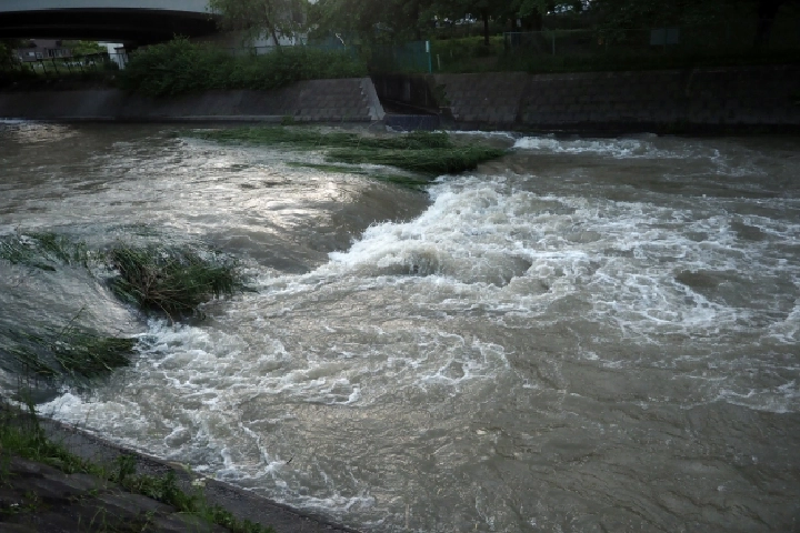 鉄砲水のイメージ