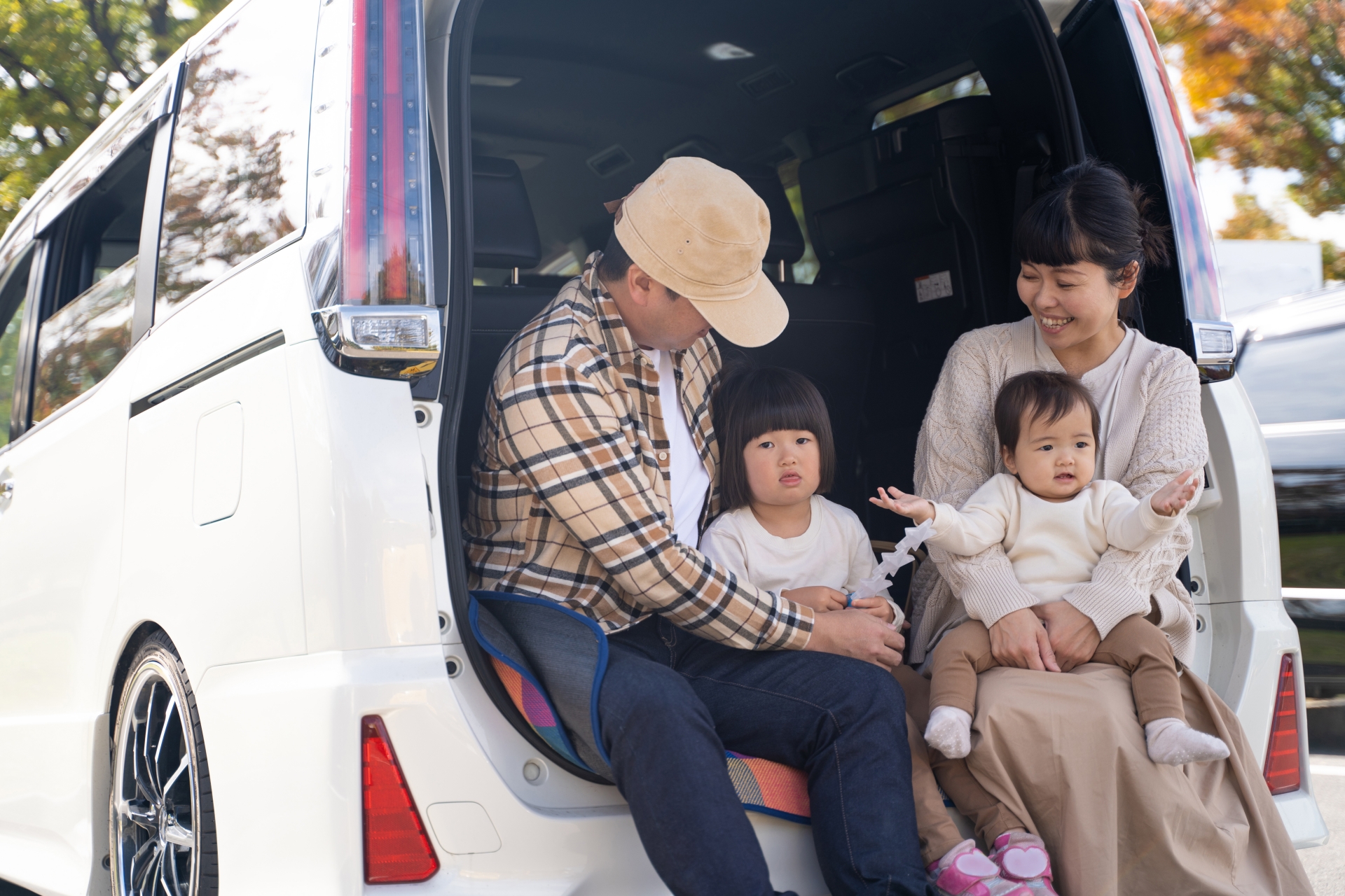 車で旅行する家族