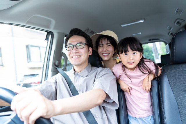 快適な車内で喜ぶ人