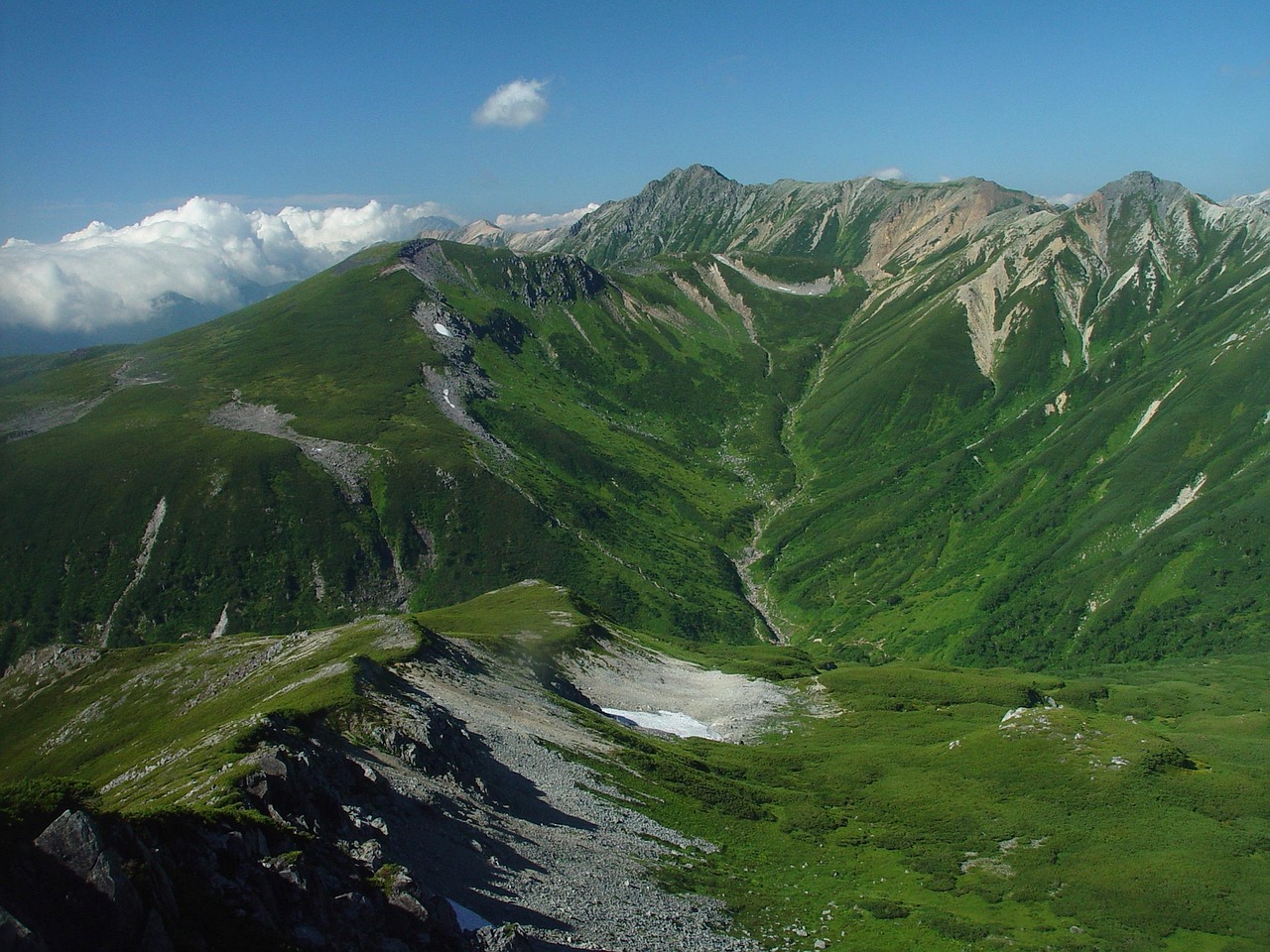 山形周辺の夏山と青空。さくらんぼ狩りドライブの道中