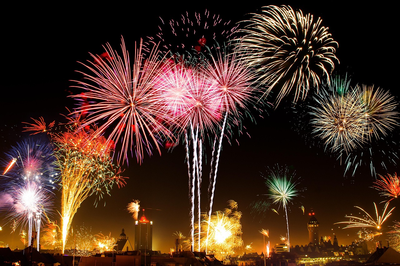夜空を彩る花火。穴場からの眺め