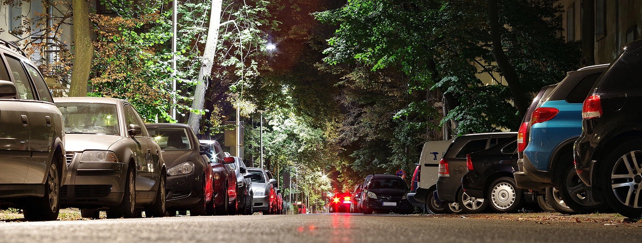 夜の道に並ぶ車。帰路の渋滞
