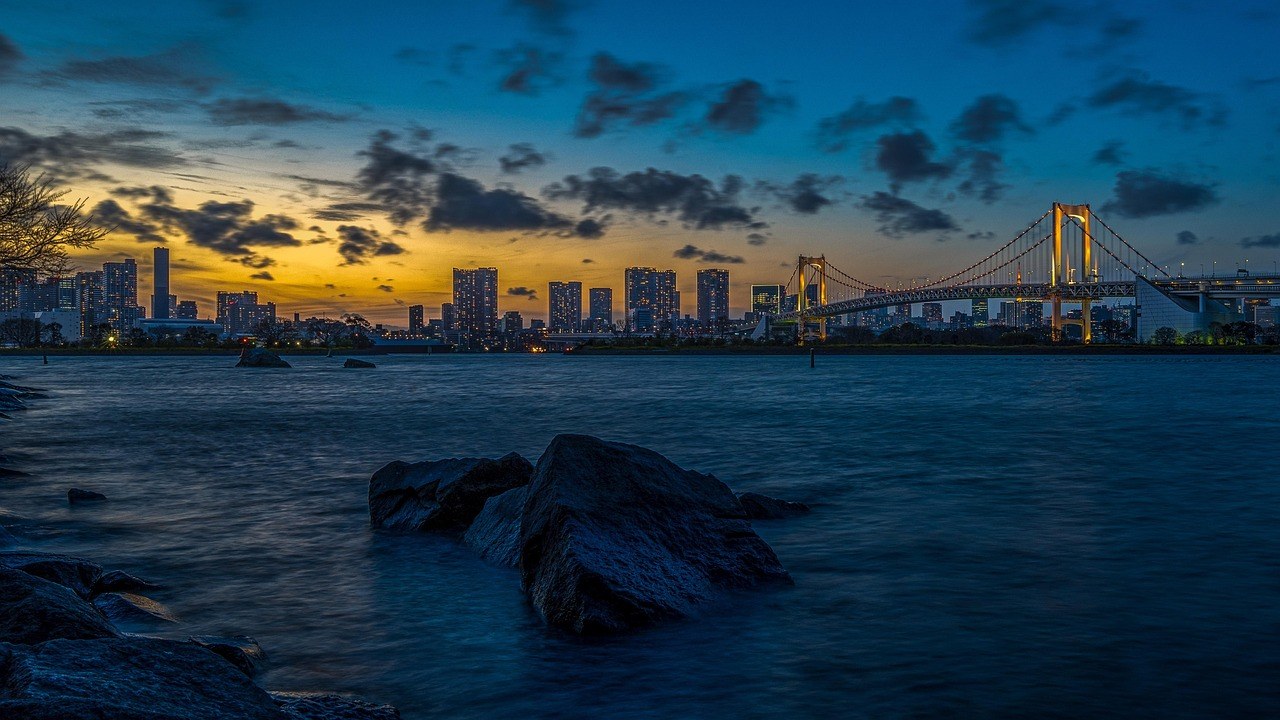 川と橋のある街の夕景のイメージ