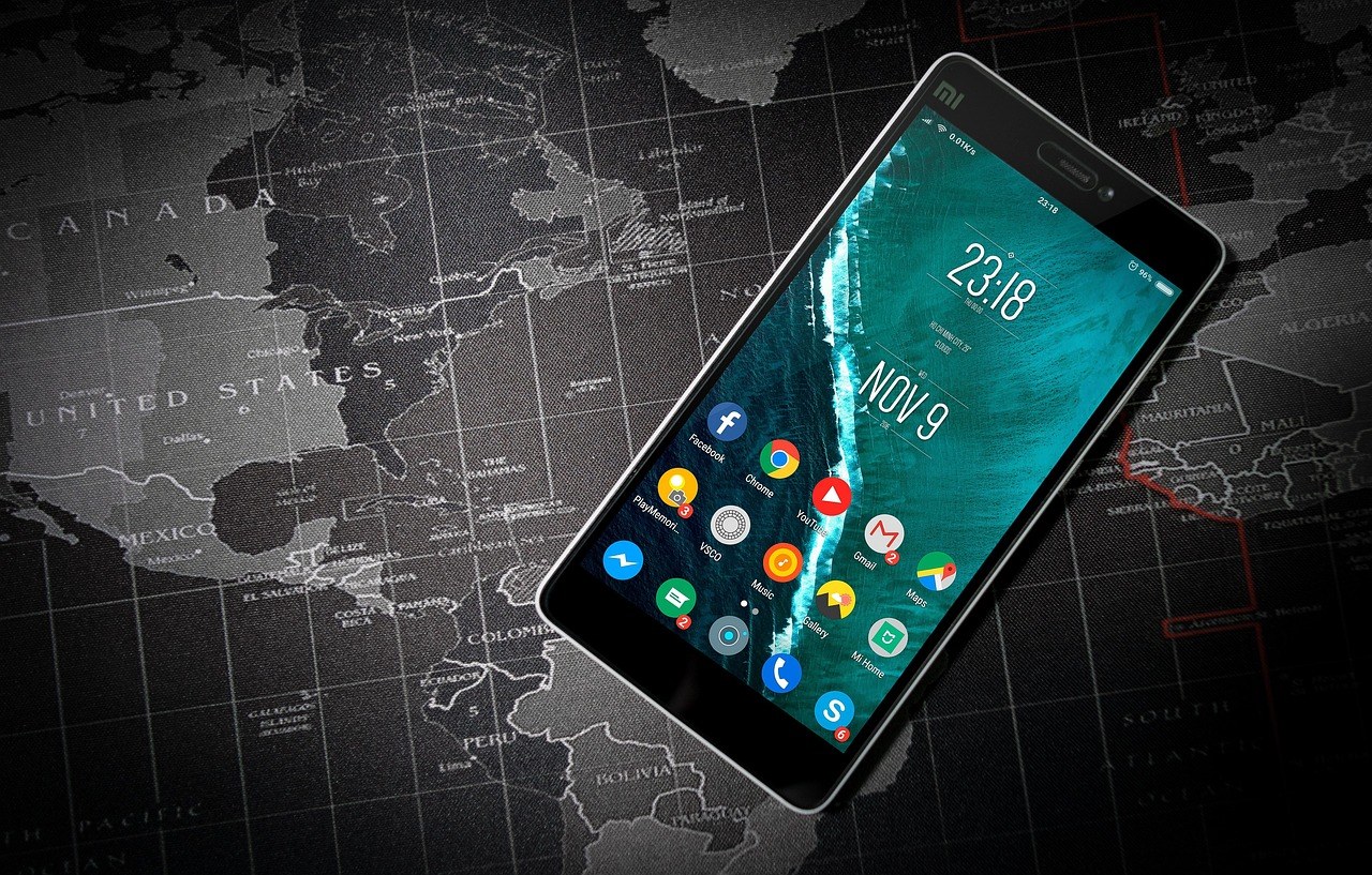 スマートフォンで地図・予約をする様子