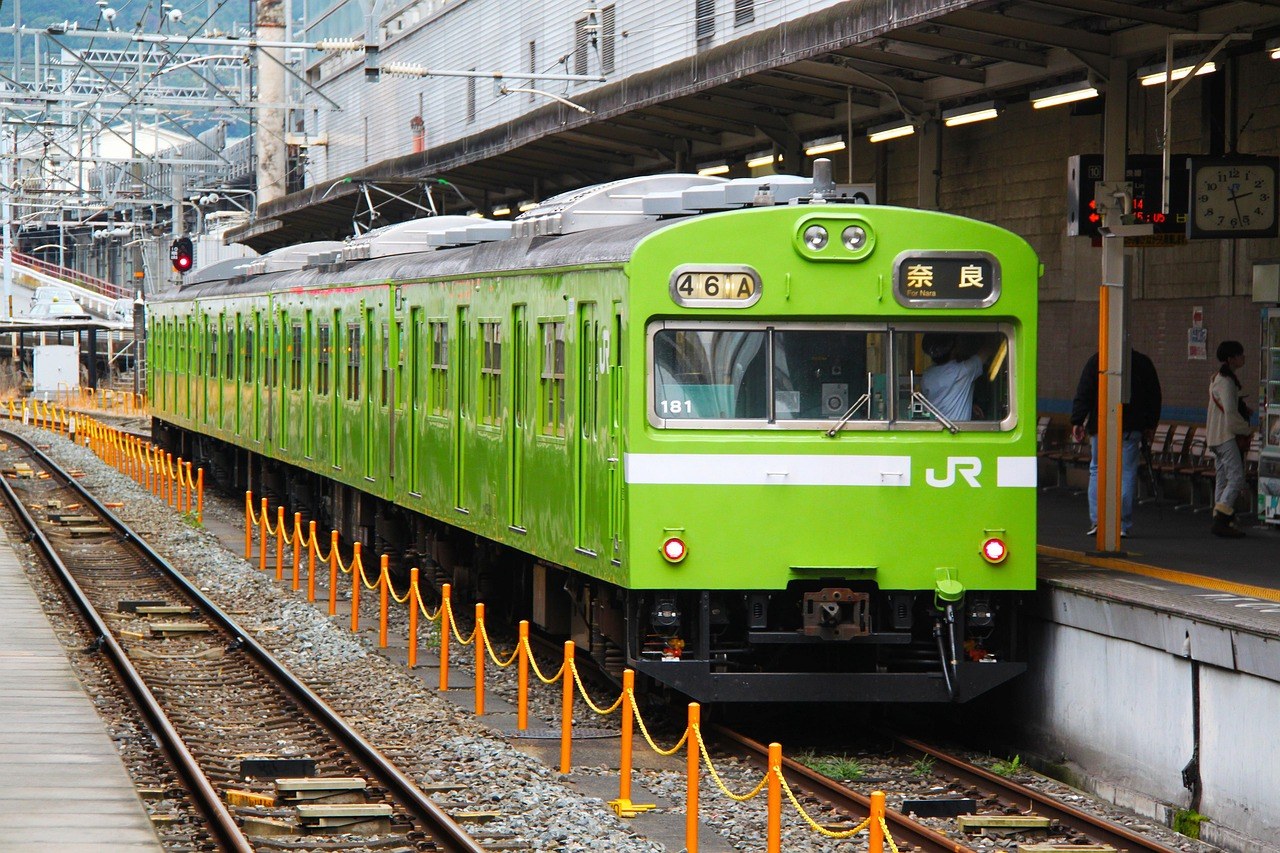 JR線の電車とホーム