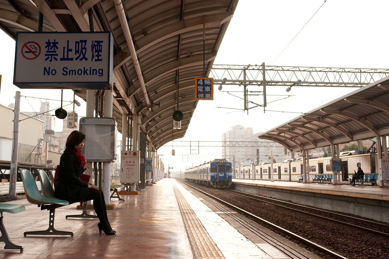 駅のホームと電車のイメージ